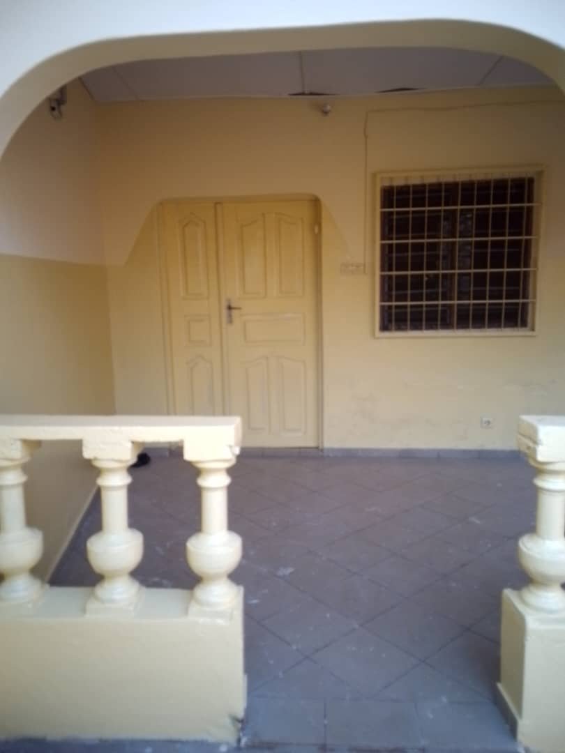 Vignette 5 : 2CHAMBRE SALON WCD INTERNE AVEC CUISINE ET TERRASSE À LOUER