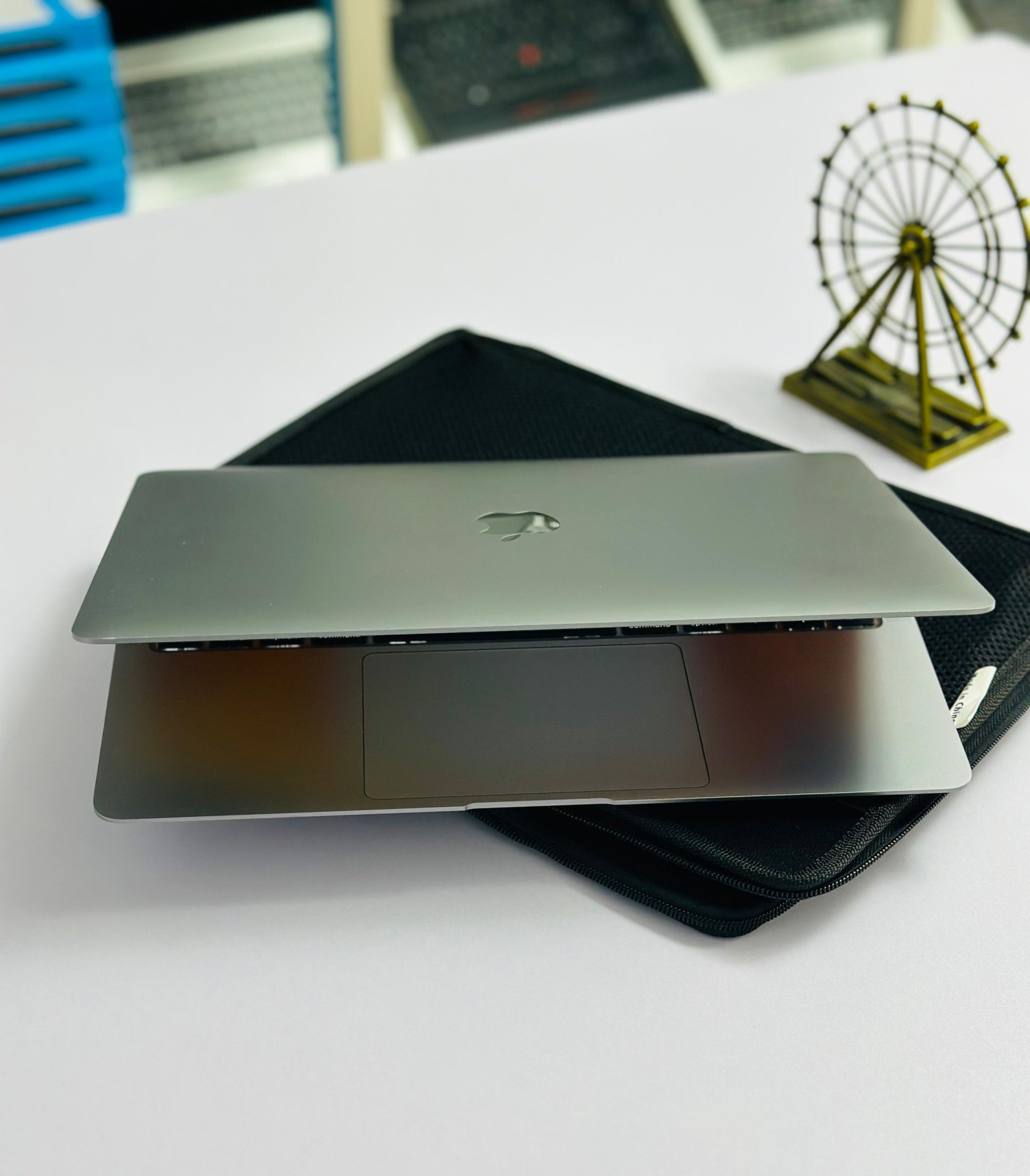 Vignette 5 : MACBOOK AIR 2020 Core i5 16Go RAM SSD 256Go État Bien Clean Garantie 1 Mois