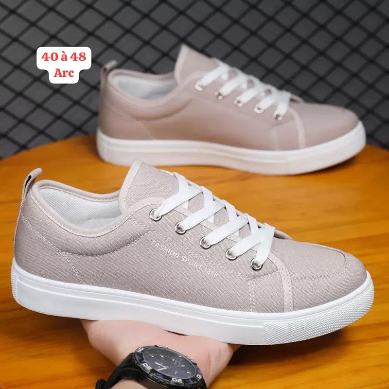 Vignette 2 : Vente de pagnes, chaussures,sacs et soies