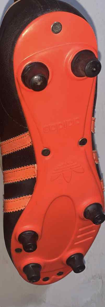 Vignette 2 : Crampons Adidas Vintage + crampons métal + clé