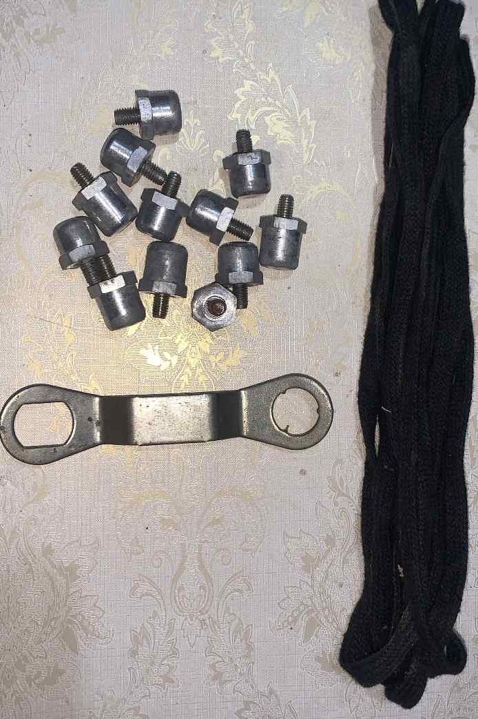 Vignette 3 : Crampons Adidas Vintage + crampons métal + clé